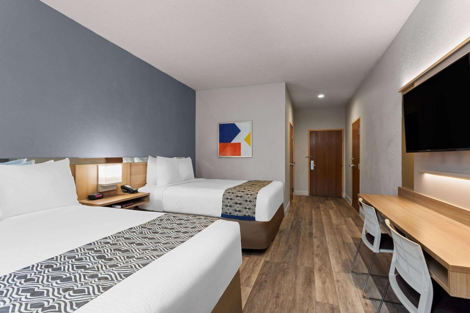 Microtel Inn And Suites - Zephyrhills Bagian luar foto